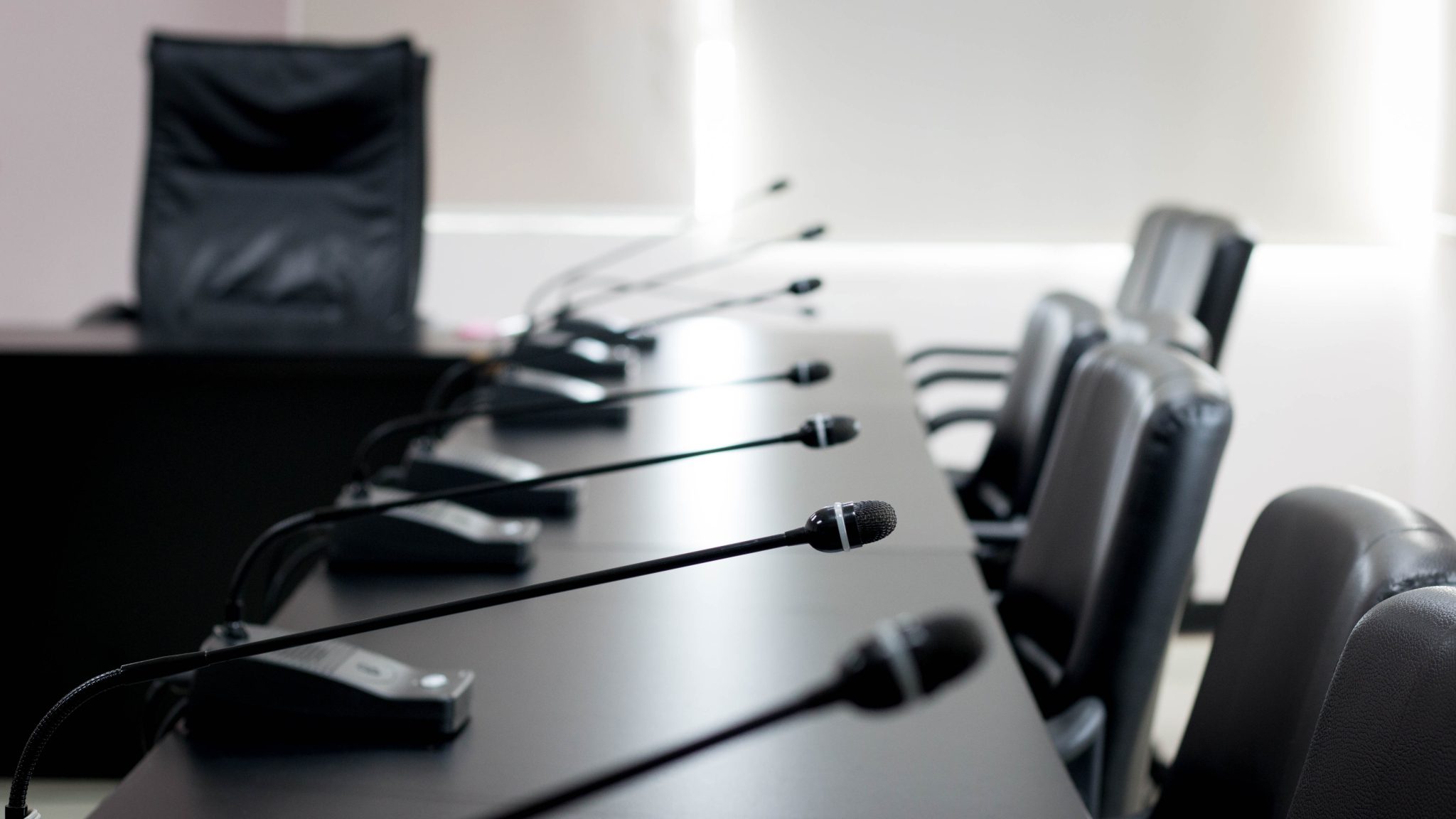 Conference room speakers الحد التقني للأنظمة الأمنية